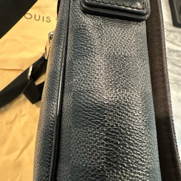 Louis Vuitton Damier District PM Messenger Bag - Picture 9 of 15
